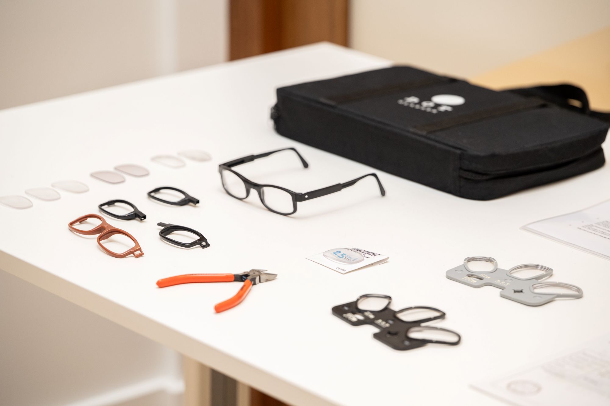 Product showcase - DOT glasses, with a simple make-a-kit