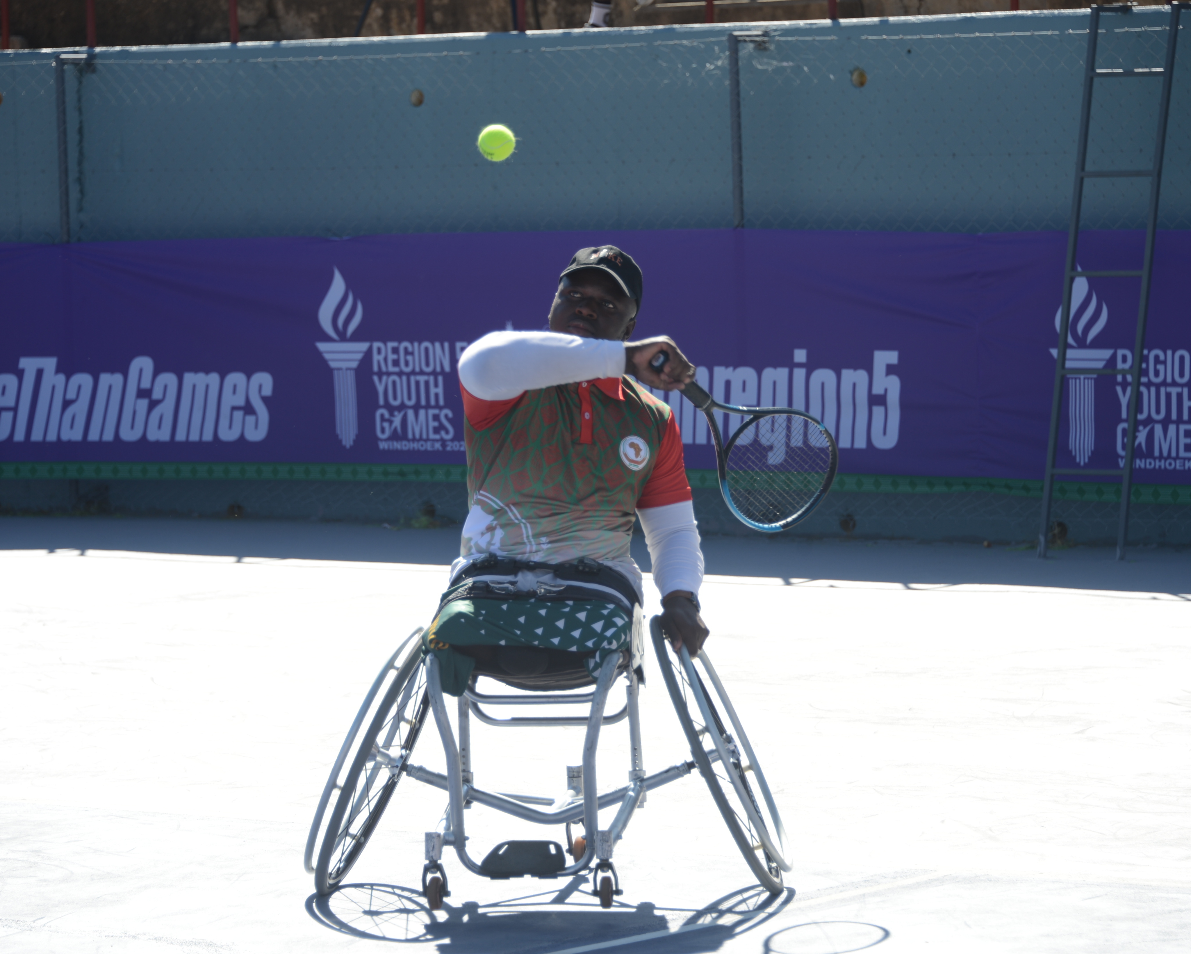 A para athlete playing tennis